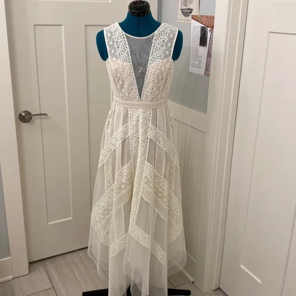 BCBG MAXAZIRA DRESS. Boho, cream and white with tulle and lace. Size 2 - Picture 4 of 5